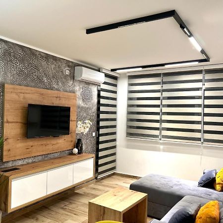 Apartman Lux-Besplatno Koriscenje Zasebne Garaze Сремска Митровица Екстериор снимка