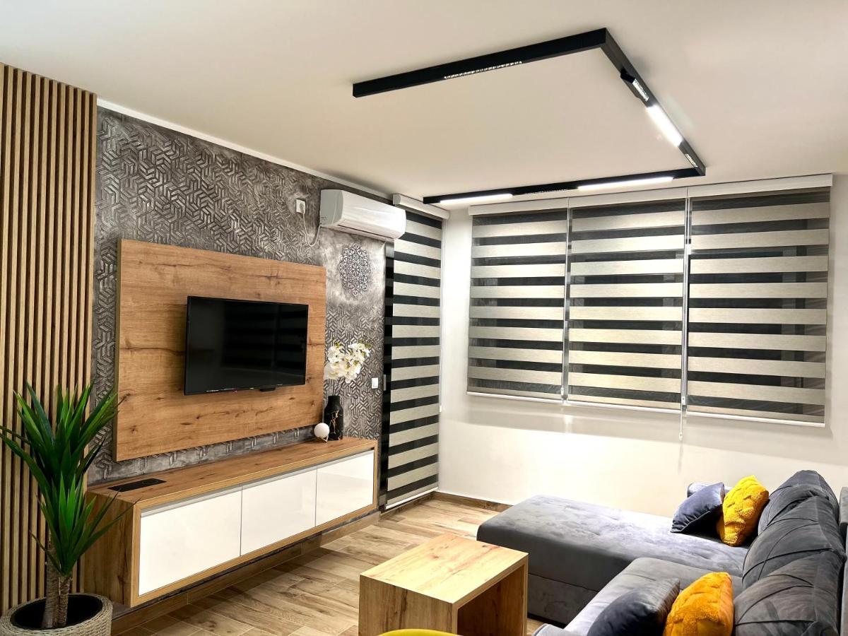 Apartman Lux-Besplatno Koriscenje Zasebne Garaze Сремска Митровица Екстериор снимка