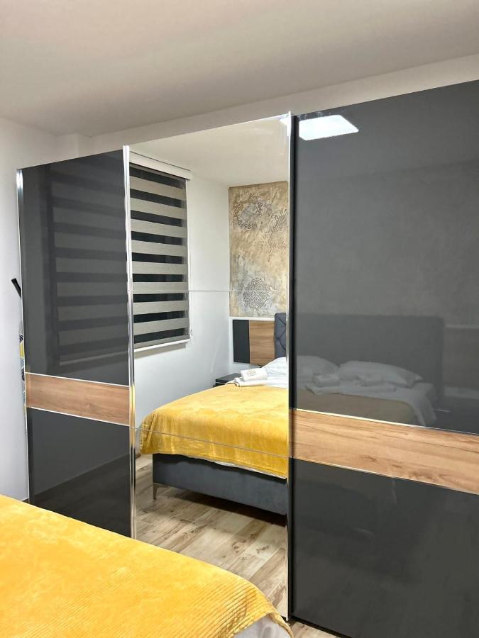 Apartman Lux-Besplatno Koriscenje Zasebne Garaze Сремска Митровица Екстериор снимка