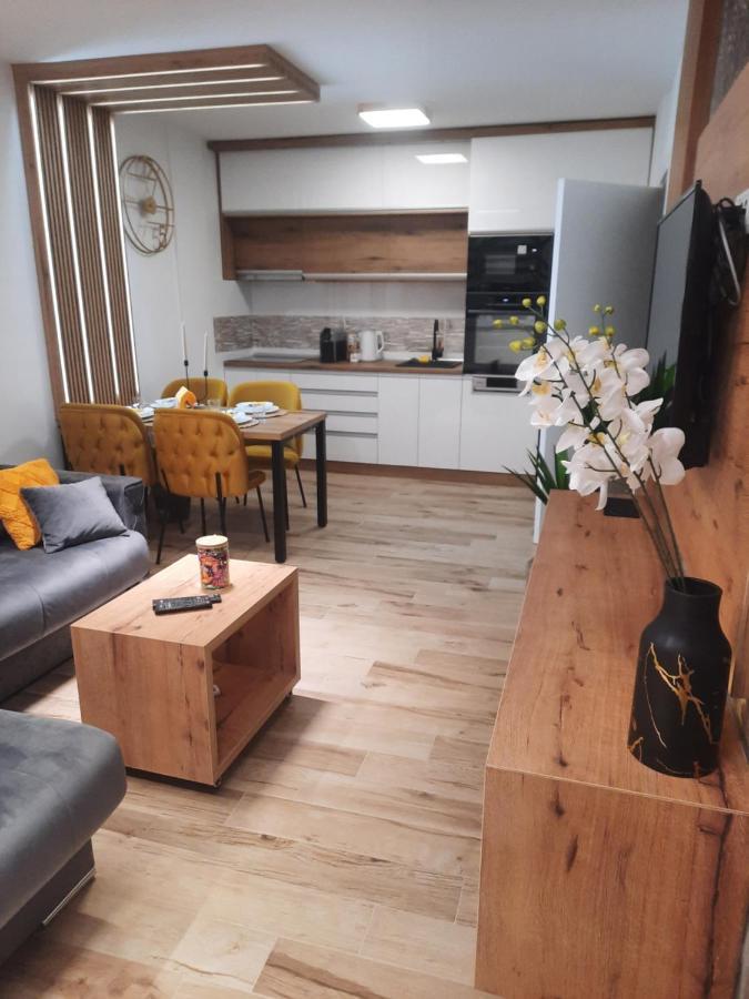 Apartman Lux-Besplatno Koriscenje Zasebne Garaze Сремска Митровица Екстериор снимка