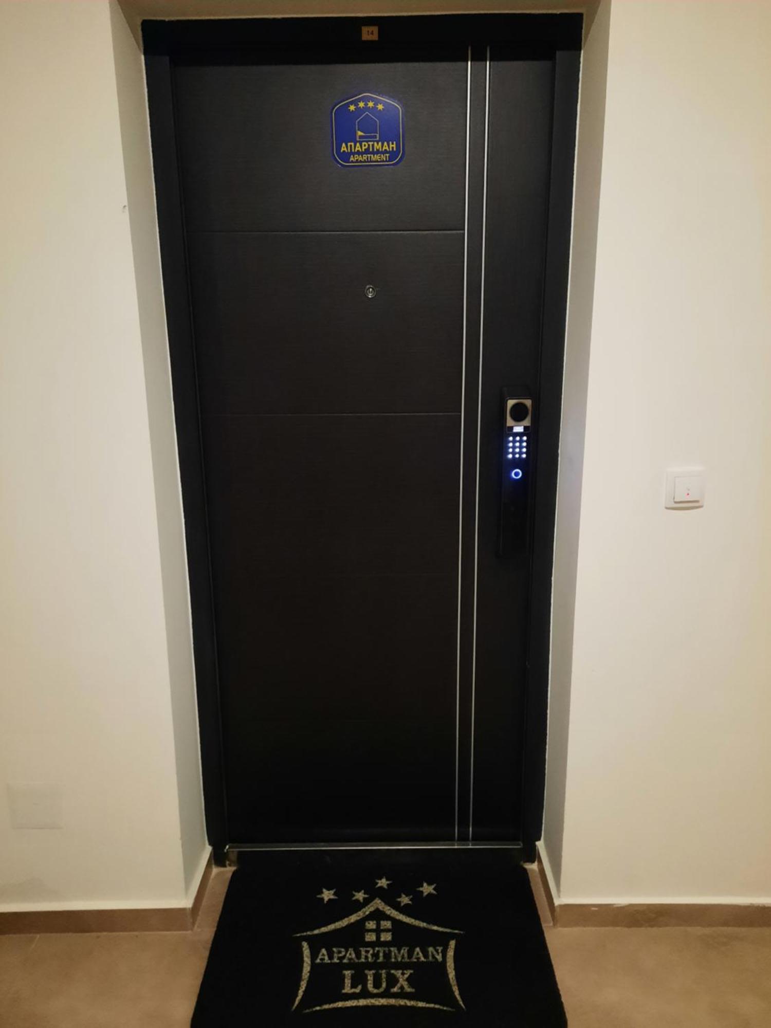Apartman Lux-Besplatno Koriscenje Zasebne Garaze Сремска Митровица Екстериор снимка