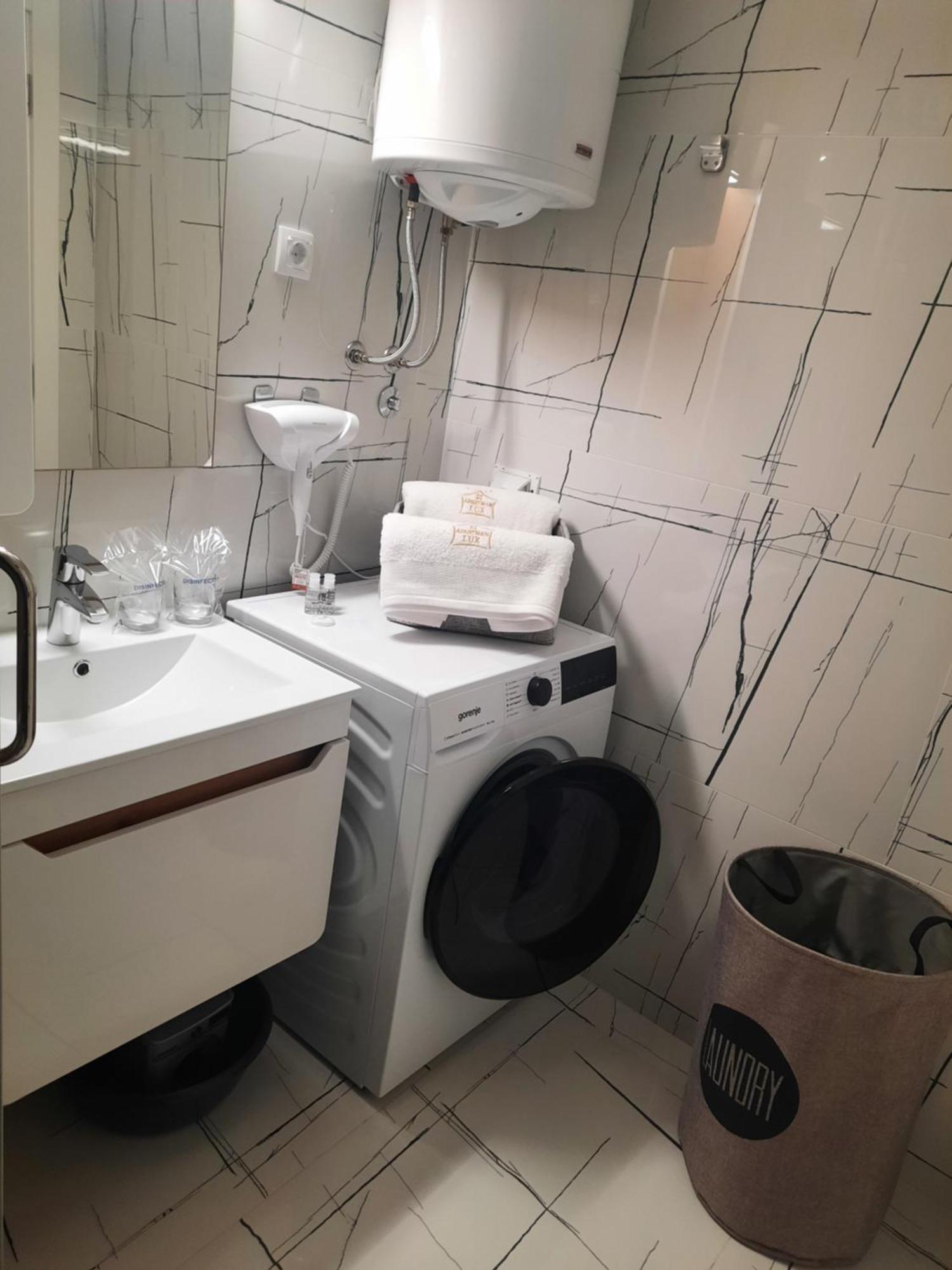 Apartman Lux-Besplatno Koriscenje Zasebne Garaze Сремска Митровица Екстериор снимка